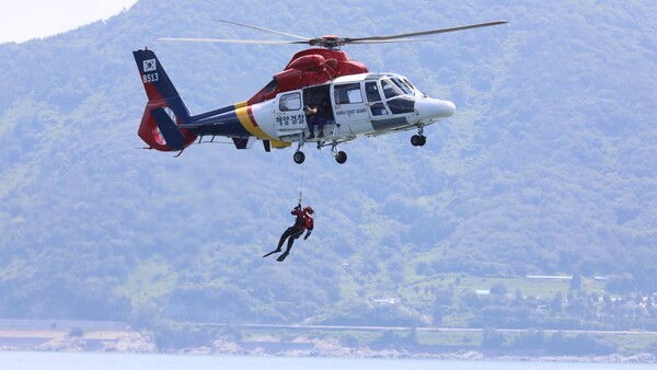 해양경찰 회전익항공기가 익수자 구조훈련을 하고 있다.