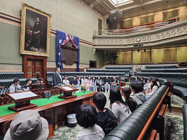 호주 글로벌 학생캠프에 참여한 전남 학생들이 호주 뉴사우스웨일즈주 의회를 방문, 의회 관계자의 설명을 듣고 있다. / 전남교육청 제공