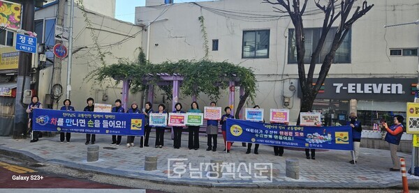 바르게살기운동 전남도ㆍ화순군 여성회 회원들이 교통캠페인을 전개하고 있다.