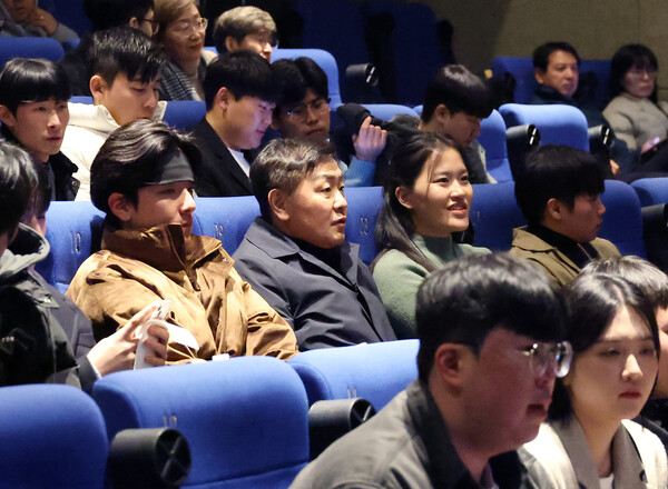 김관영 도지사, 지역청년들과 함께 영화(제목: 길 위의 김대중) 관람 모습 / 전북특별자치도 제공