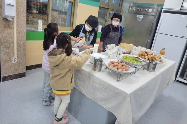 자원봉사자가 아침 간편식을 배식하는 모습 / 전남교육청 제공